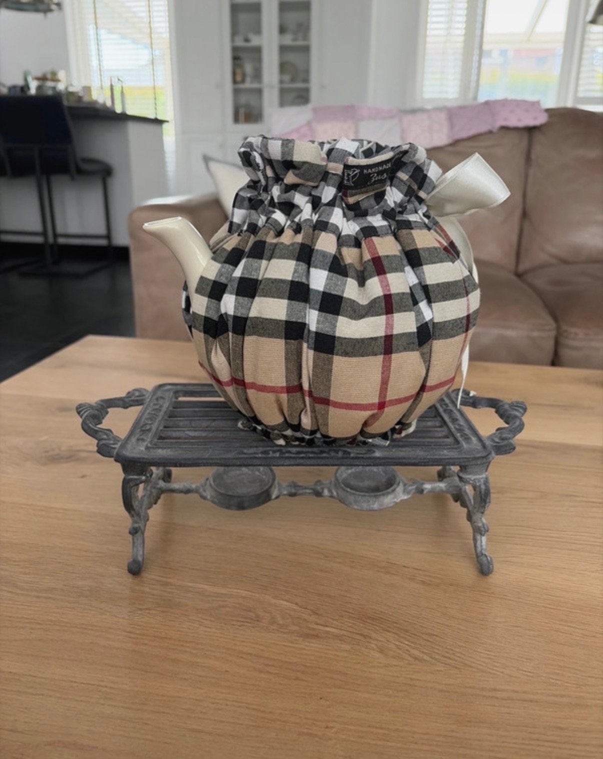 Theemuts beige ruit (Burberry achtige print) incl. theepot, Ophalen of Verzenden, Zo goed als nieuw, Steen/keramiek, Overige merken