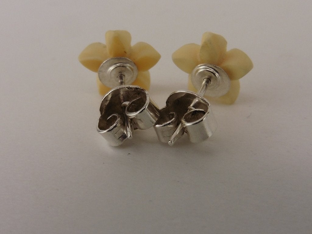 Zilveren oorknop bloemetje                                M2, Sieraden, Tassen en Uiterlijk, Gebruikt, ., Beige, Ophalen of Verzenden