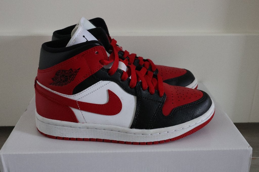 Nieuwstaat! Nike Jordan 1 Mid Black/Gym Red - White rood, Ophalen, Nieuw, Nike air jordan, Jongen of Meisje