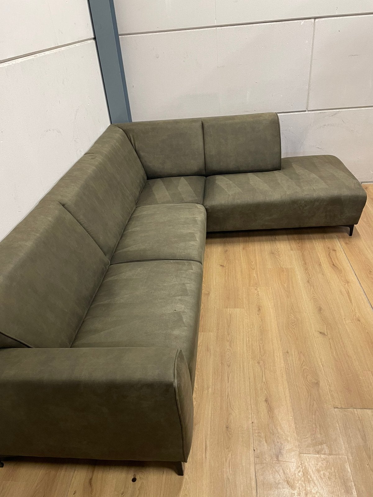 Mooie luxe suede moderne groene hoekbank - GEREINIGD!!!, Huis en Inrichting, Ophalen, 250 tot 300 cm, Luxe, Hoekbank