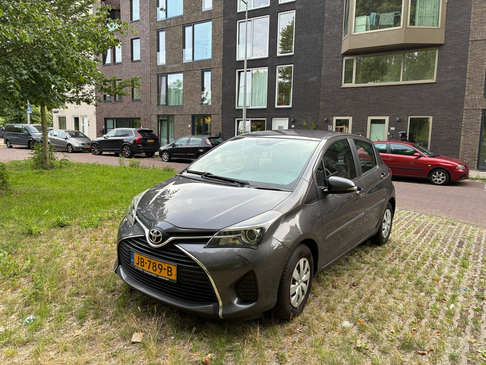 Toyota Yaris 1.0 12V Vvt-i 5DR 2016 Grijs, Auto's, 40 €/maand, Zwart, 730 kg, Origineel Nederlands