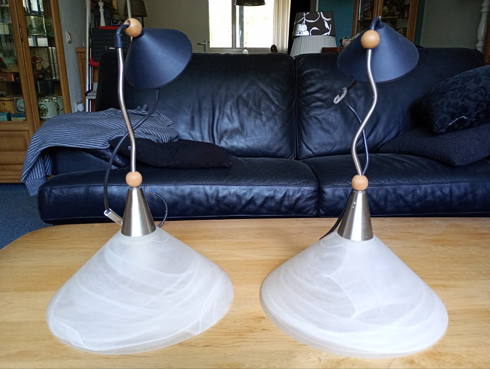 Set van 2 hanglampen met melkglas en metalen accenten, Gebruikt, Glas, Modern, E27 (groot)