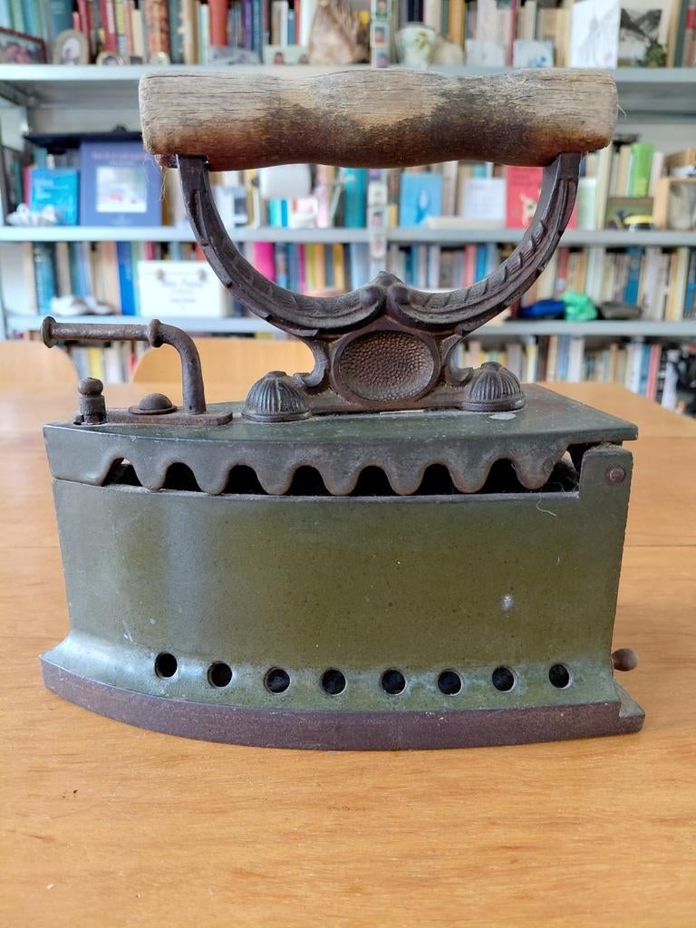 Antieke kolenstrijkijzer, Antiek en Kunst, Antiek | Gereedschap en Instrumenten, Ophalen of Verzenden