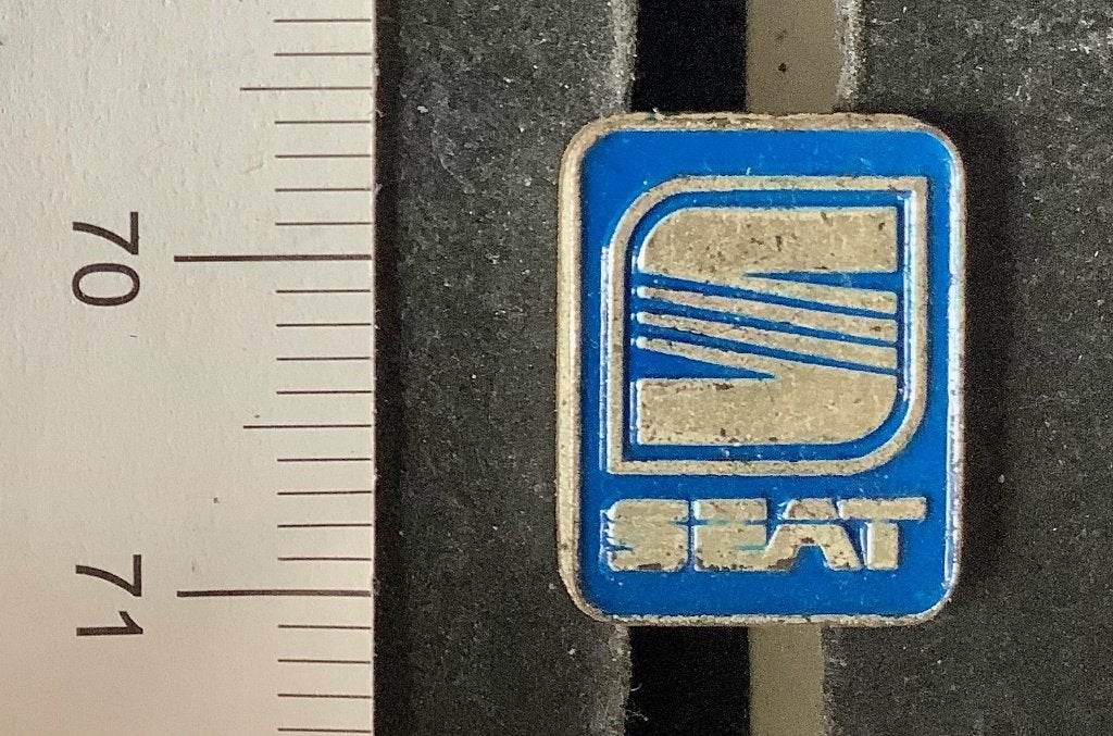 pin, Automobilia, Seat, logo type 2 (S9, Ophalen of Verzenden, Gebruikt, Transport, Speldje of Pin