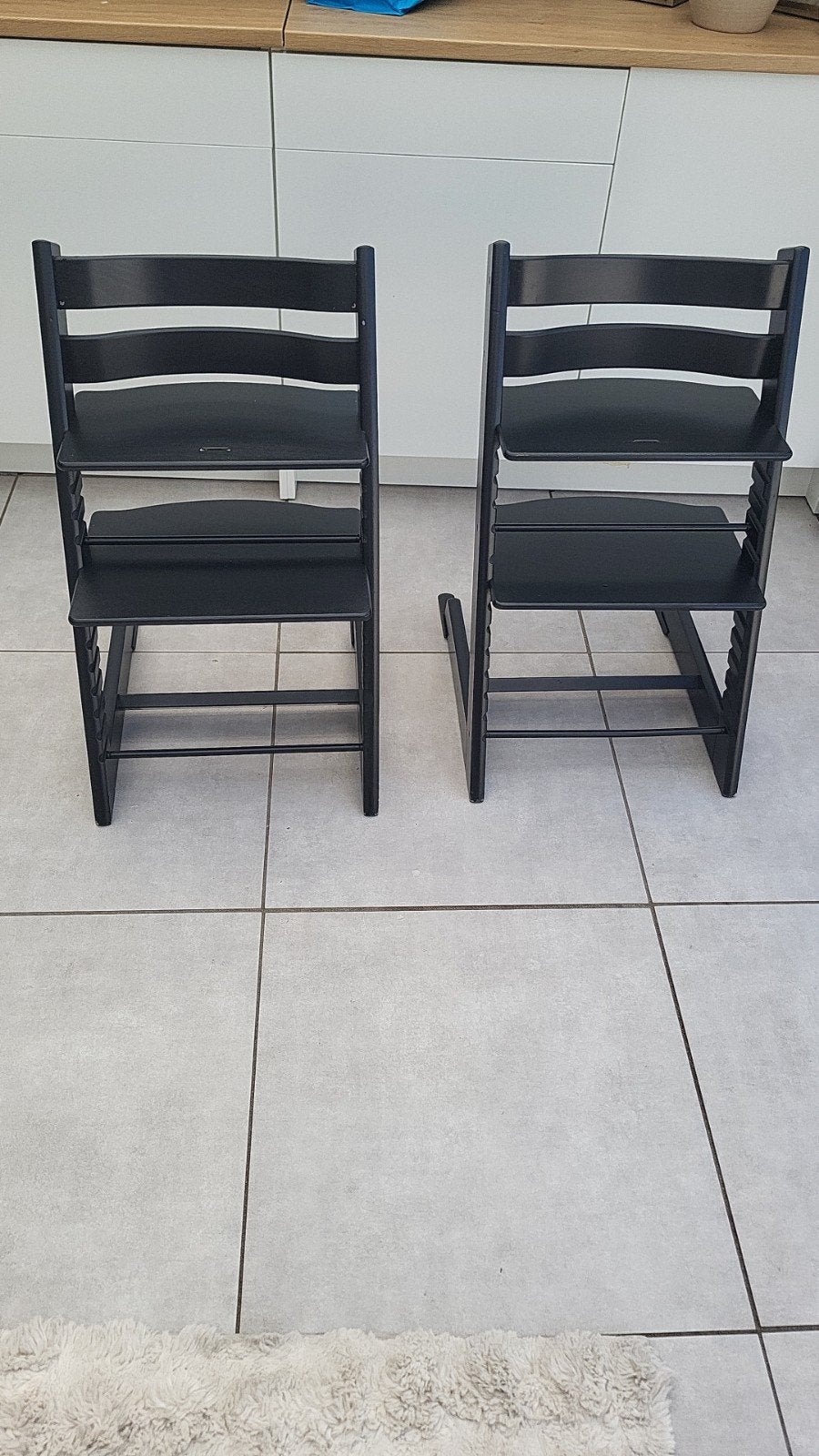 2x Stokke Tripp Trapp meegroeistoel - Zwart + tafel, Ophalen of Verzenden
