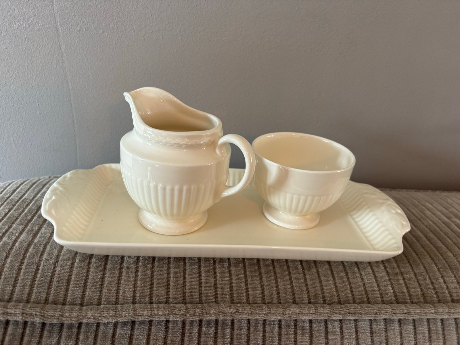 Wedgwood Edme melkkan/suikerpot op dienblad, geen beschadigi, Ophalen, Gebruikt, Overige merken, Keramiek