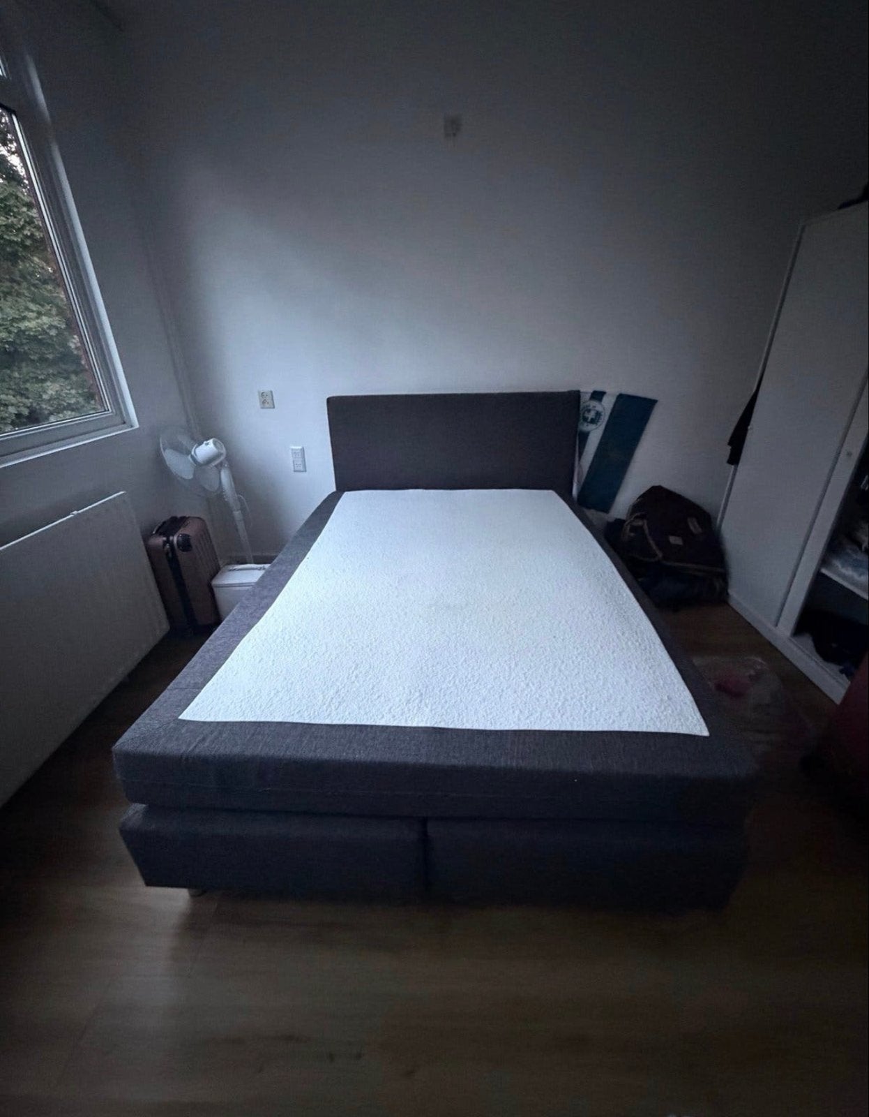 Boxspring 140x200 cm met hoofdbord en matras, Ophalen, Gebruikt, Zwart, Tweepersoons