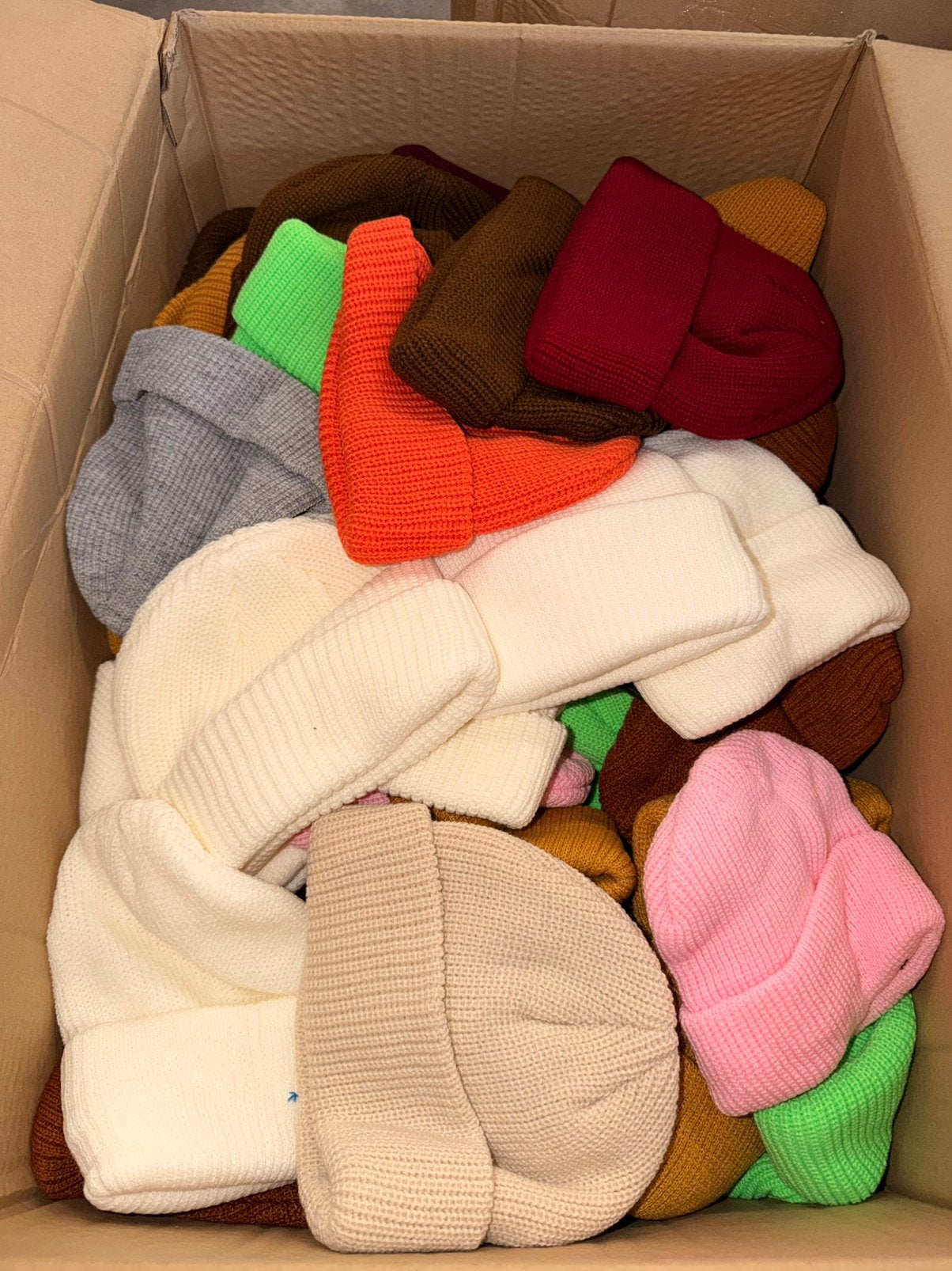 Partij 1138 petten, mutsen en bucket hats - nieuw, merkloos, Ophalen, Textiel