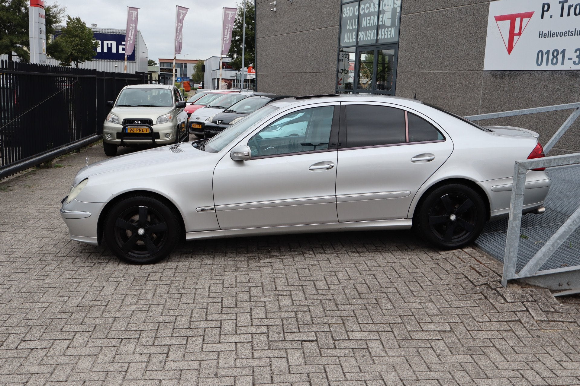 Mercedes-Benz E-Klasse 240 Avantgarde Automaat MEENEEMPRIJS, Auto's, Automaat, Achterwielaandrijving, Gebruikt, Zwart