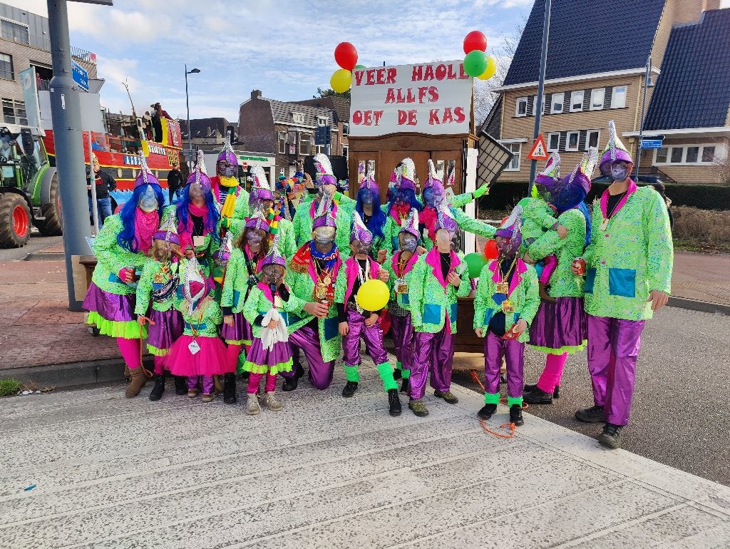 Loopgroep 22 volwassenen kinderen carnaval prijswinnend, Carnaval, Kleding, Gedragen, Ophalen