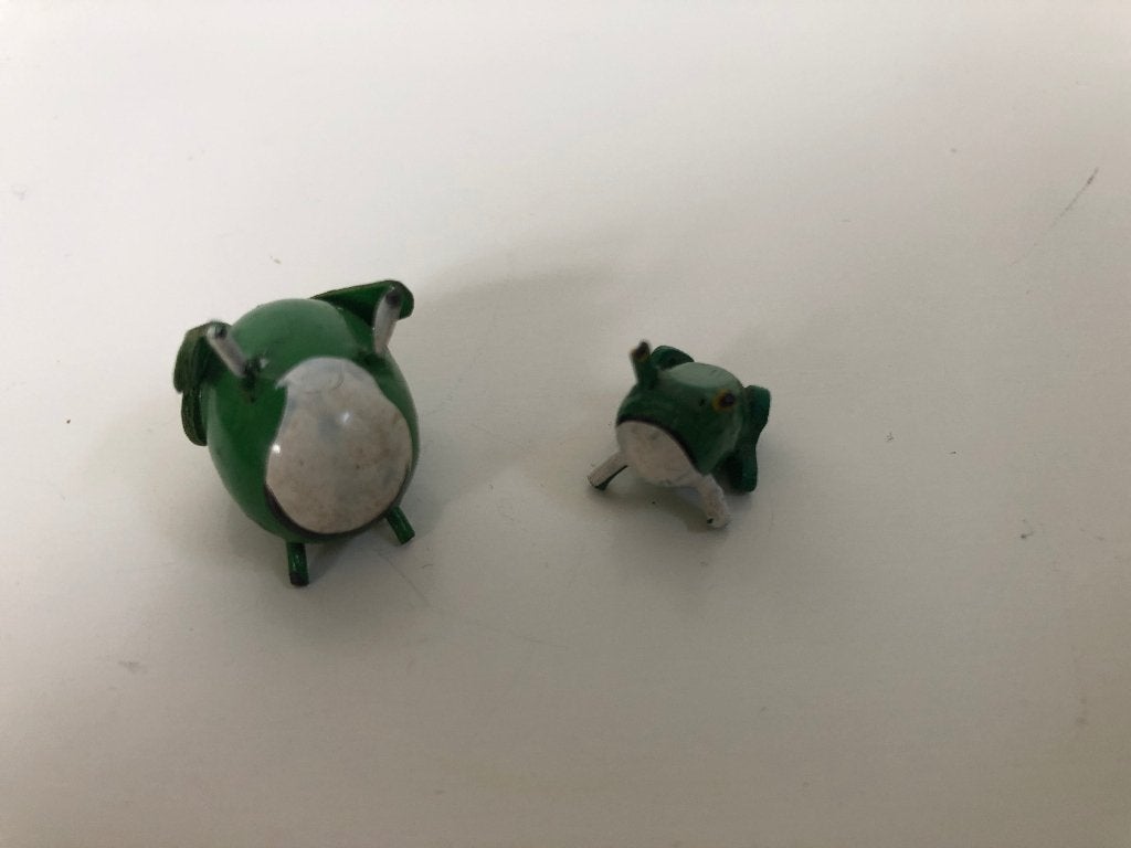 B721 Twee hele kleine houten beeldjes van een pad, Verzamelen, Beelden en Beeldjes, Ophalen of Verzenden, Gebruikt, Dier