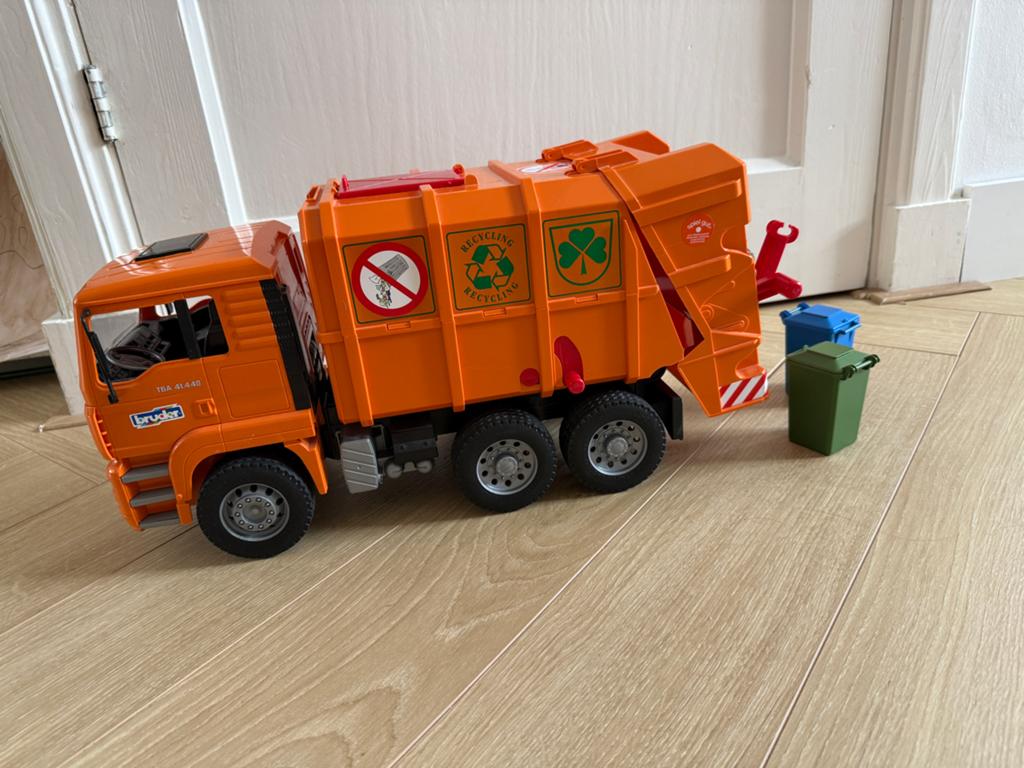 Bruder MAN TGS Vuilniswagen (3760) met 2 vuilnisbakken, Ophalen of Verzenden, Zo goed als nieuw