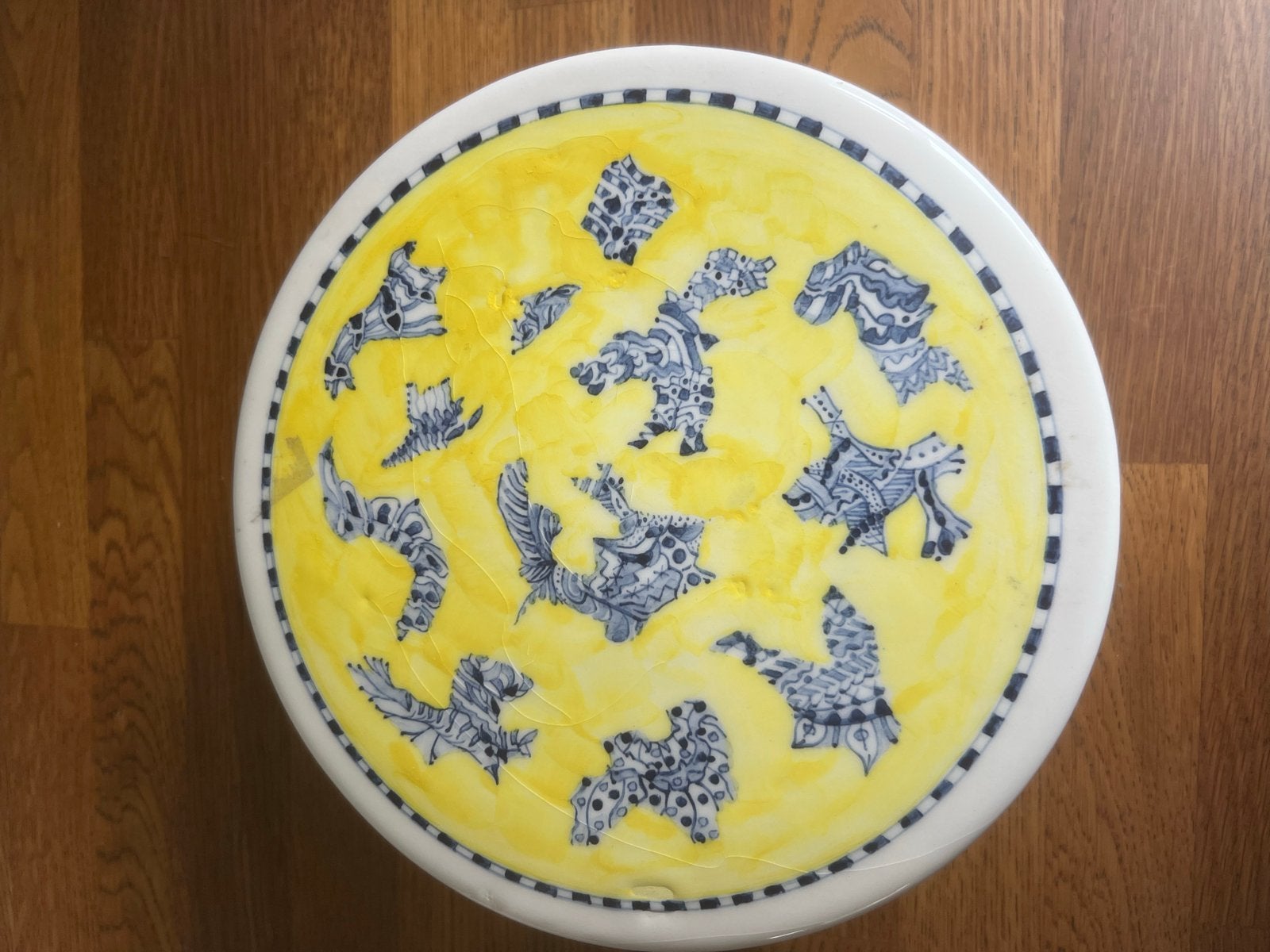 Decoratieve keramische schaal met geel en blauw patroon, Antiek en Kunst, Ophalen
