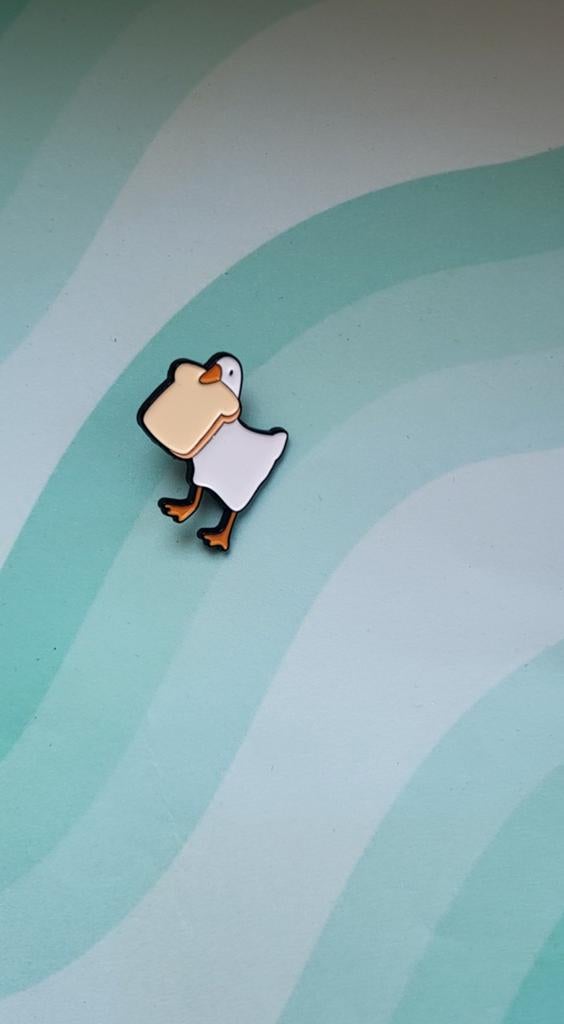 Gans met brood broche - Grappige pin voor kleding/tassen, Sieraden, Tassen en Uiterlijk, Overige materialen, 4 tot 7 cm, Wit, Nieuw