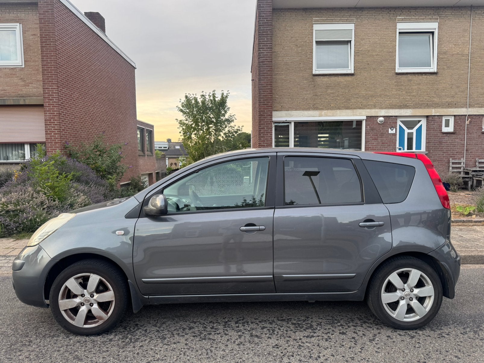 Nissan Note 1.6 16V 2006 Grijs Airco Elek Ramen Trekhaak, Auto's, Nissan, Voorwielaandrijving, Zwart, 4 cilinders, 49 €/maand
