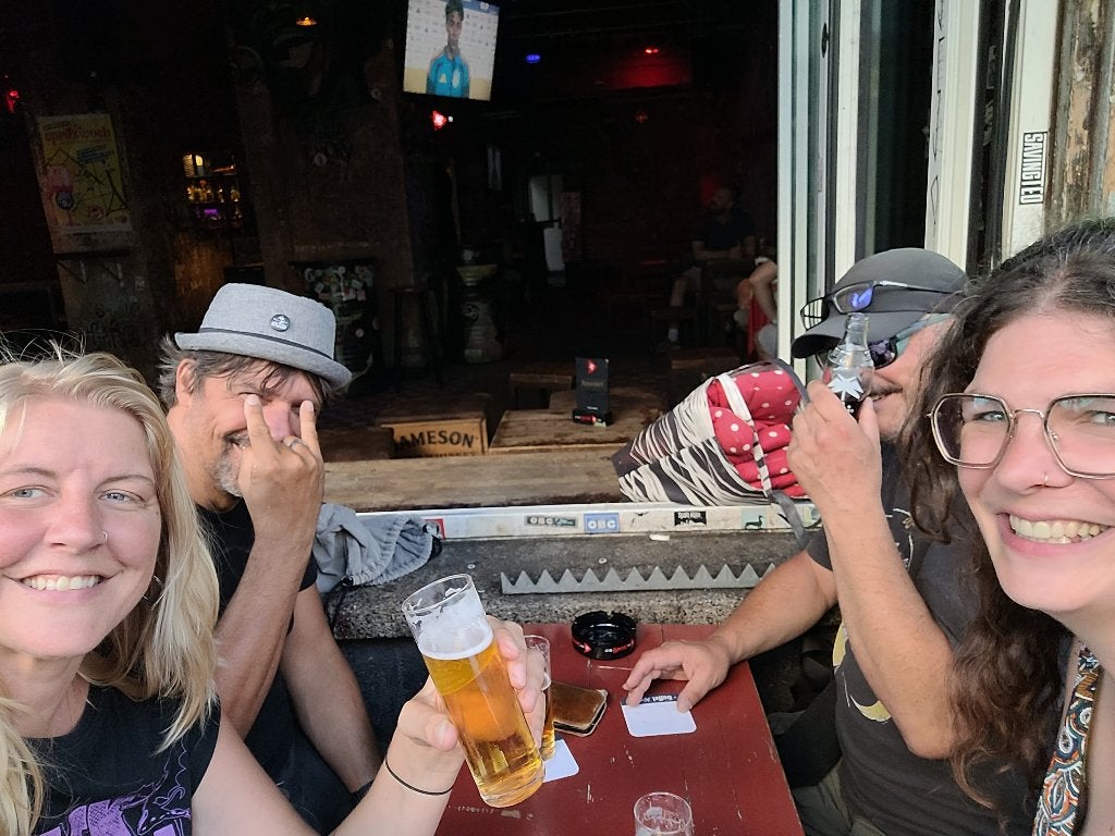 Angine de Poitrine - London Calling, Drie personen of meer