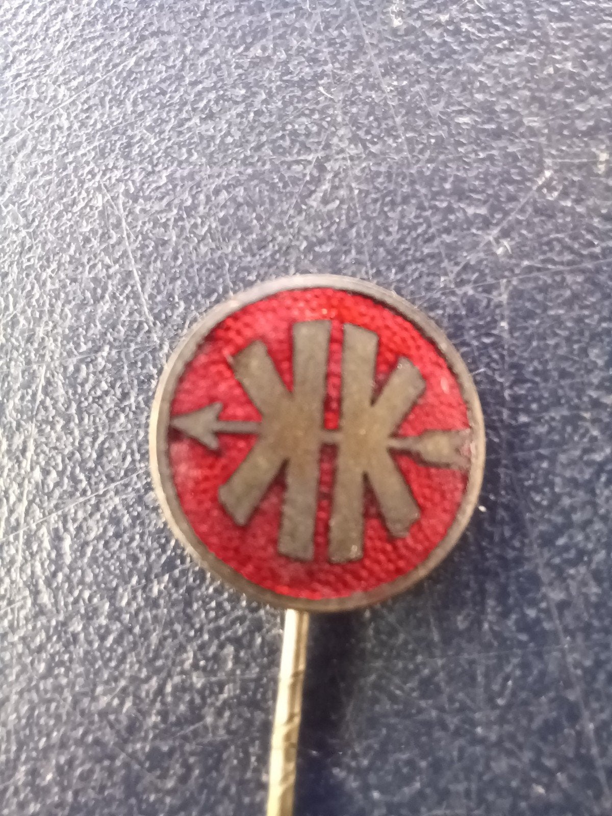 Emaille speldje Kreidler brommer (1), Ophalen of Verzenden, Gebruikt, Overige onderwerpen, Speldje of Pin