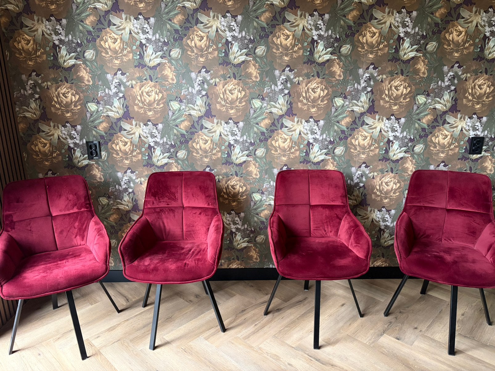 4 Bordeaux rode velvet eethoek stoelen op draai poot, Ophalen, Zo goed als nieuw, Stof, Minder dan 50 cm