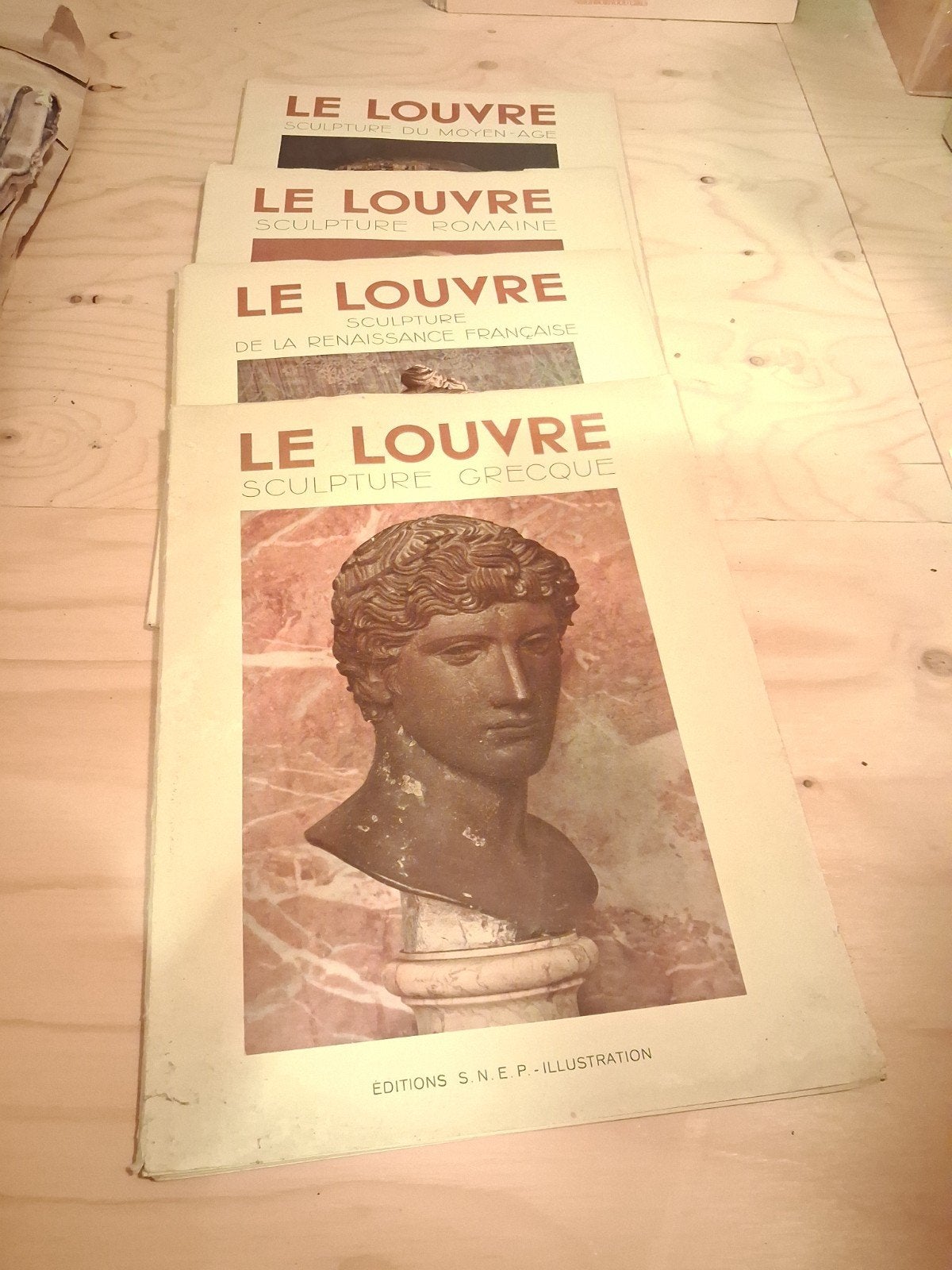 Le Louvre - sculpture mappen 4 stuks - Editions S.N.E.P., Ophalen of Verzenden, Zo goed als nieuw, Beeldhouwkunst
