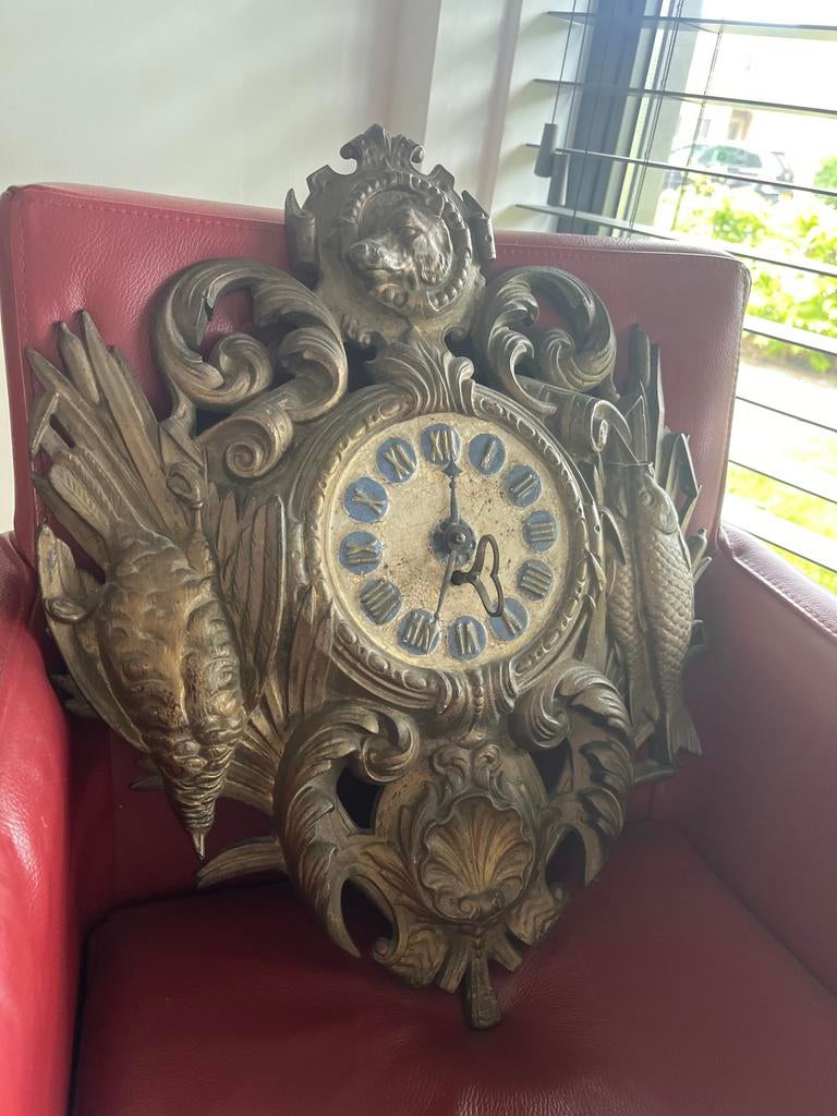 Jagersklok, Antieke bronzen wandklok met jachttaferelen, Ophalen
