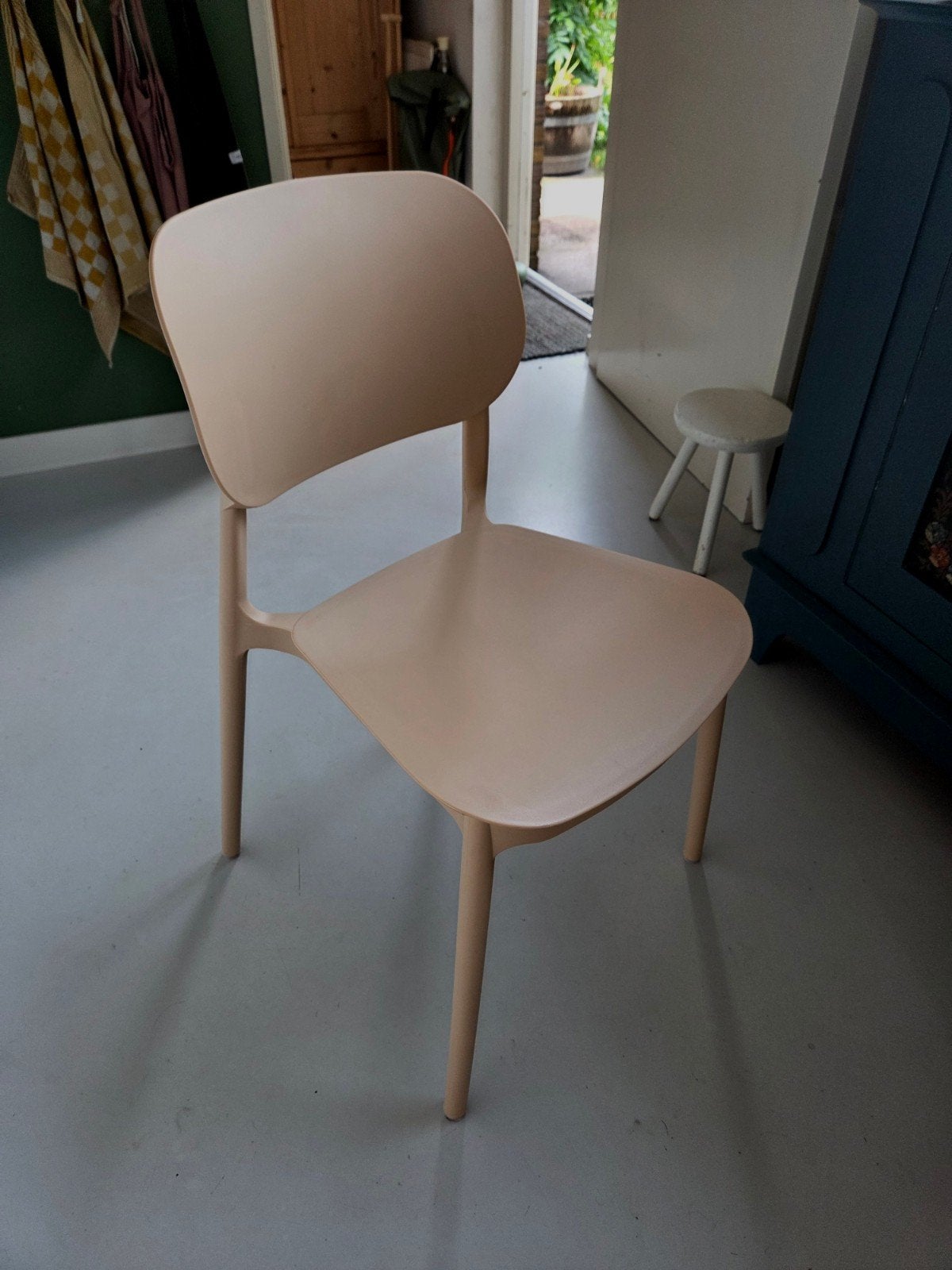 Eettafelstoel / stoel van kunststof - kleur: nude, Ophalen, Kunststof, Overige kleuren, Zo goed als nieuw