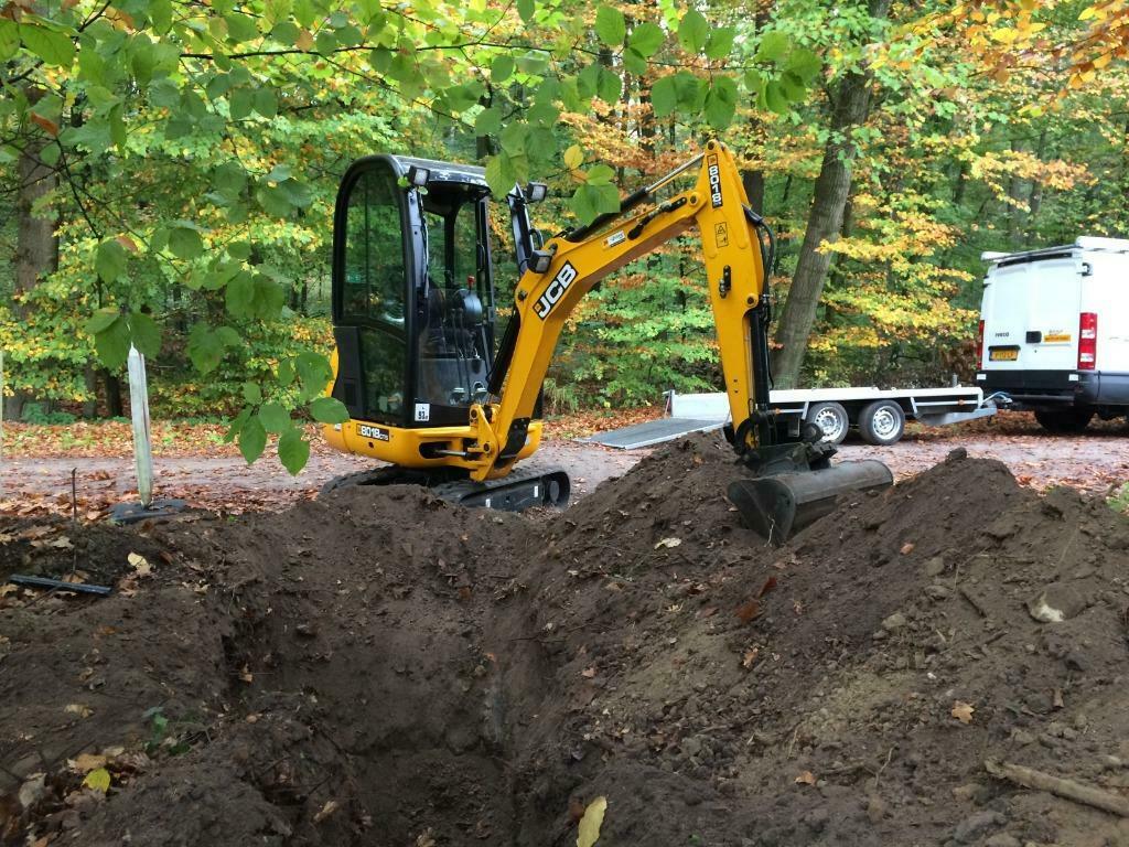 Minigraver met machinist, Diensten en Vakmensen, Tuinmannen en Stratenmakers, Tuinontwerp