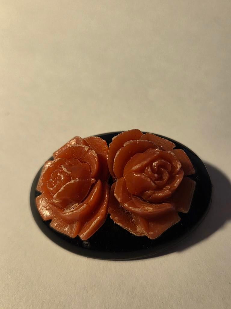 oude celluloid carved roses broche, Overige materialen, Overige kleuren, Verzenden, Minder dan 4 cm