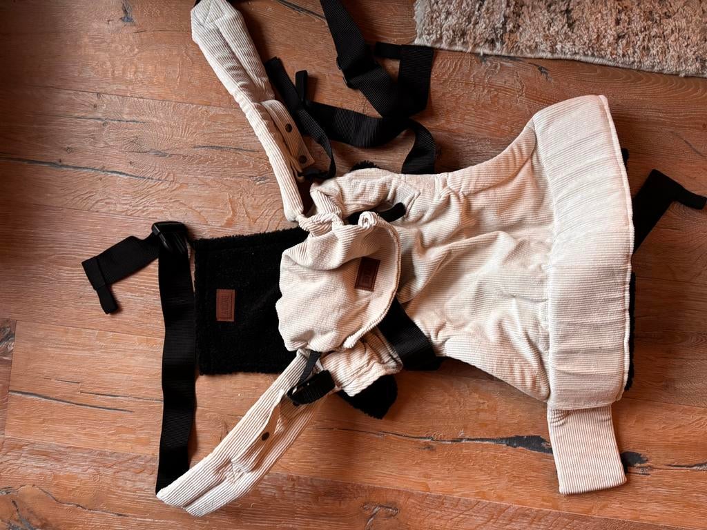 Draagzak ByKay velvet beige, ribstof. Ook voor newborns!, Buik of Rug, Zo goed als nieuw, Draagzak, Ophalen