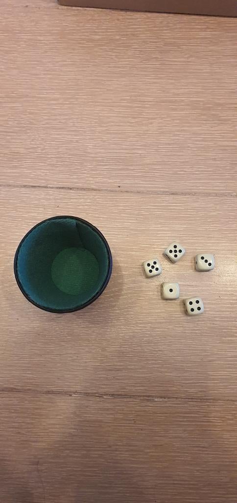 Dobbelstenen set met beker - Gebruikt, Ophalen, Gebruikt, Overige typen