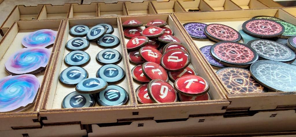 Gloomhaven + insert + token upgrades + extras (ongespeeld), Een of twee spelers, Ophalen of Verzenden, Zo goed als nieuw, Cephalofair Games