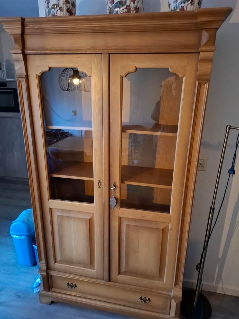 Gratis af te halen: Vitrinekast, dressoir en salontafel, Huis en Inrichting, Ophalen, Gebruikt, Eikenhout, Minder dan 100 cm