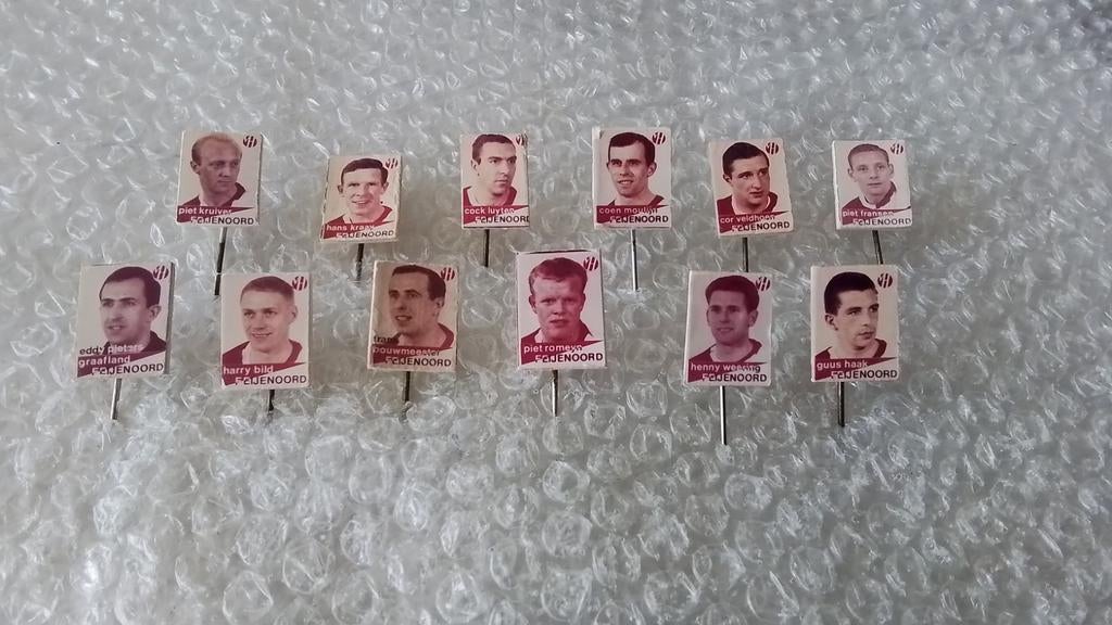 12 verschillende oud voetbal spelers feijenoord Speldjes, Ophalen of Verzenden, Zo goed als nieuw, Sport