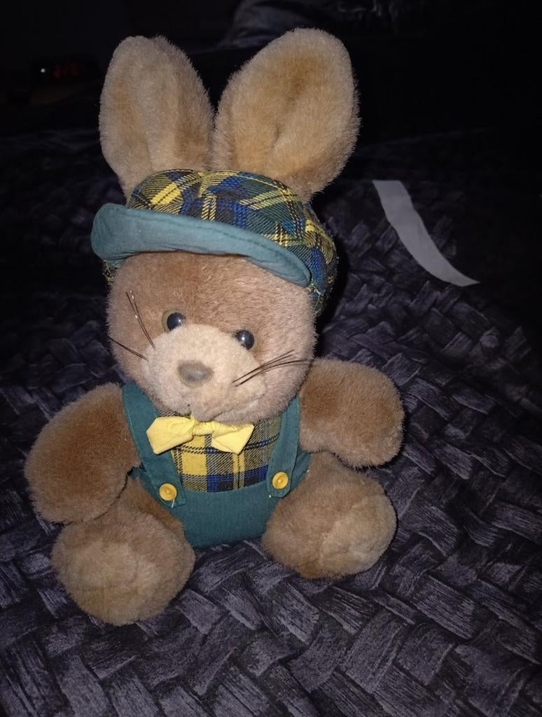 Konijn knuffel konijntje met pet tuinbroek strik groen geel, Ophalen of Verzenden, Zo goed als nieuw