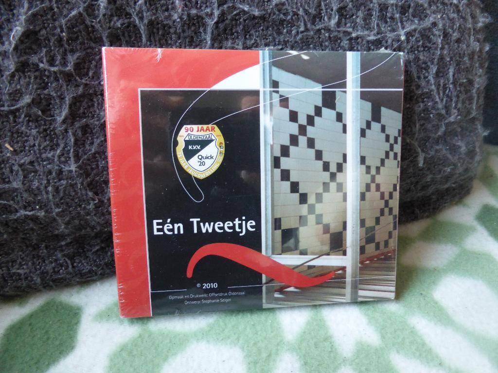 T.k. 90 Jaar KVV Quick '20 , Eén Tweetje, DVD + CD., Sport en Fitness, Voetbal, Nieuw, Overige typen, Maat XS of kleiner, Ophalen of Verzenden
