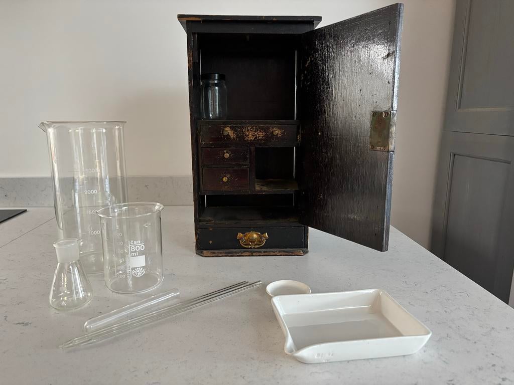 Antiek Apothekerskastje met Medische Instrumenten en Glaswer, Ophalen