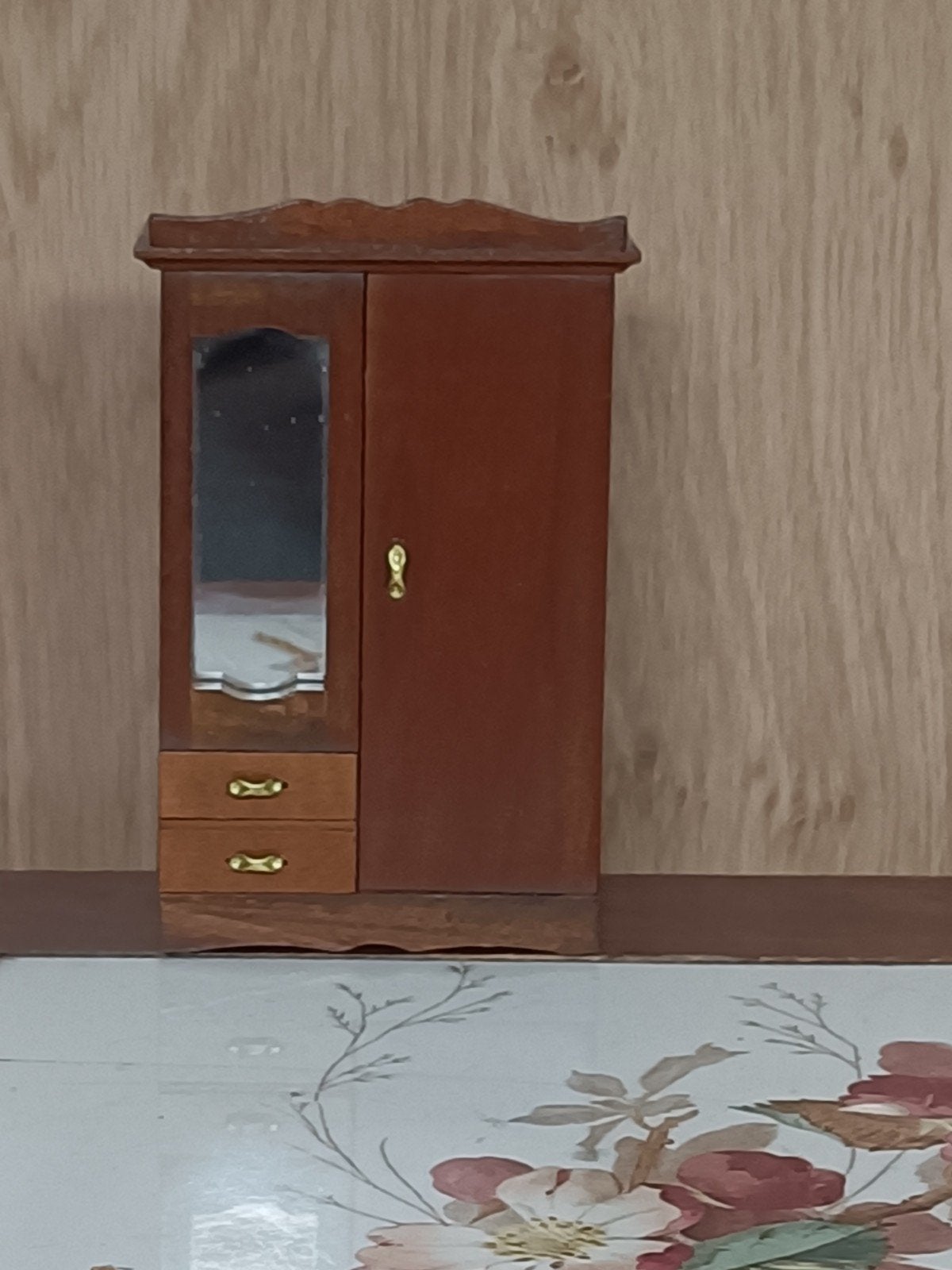 Vintage houten garderobe/kledingkast Poppenhuis 1:12, Ophalen of Verzenden, Gebruikt, Poppenhuis