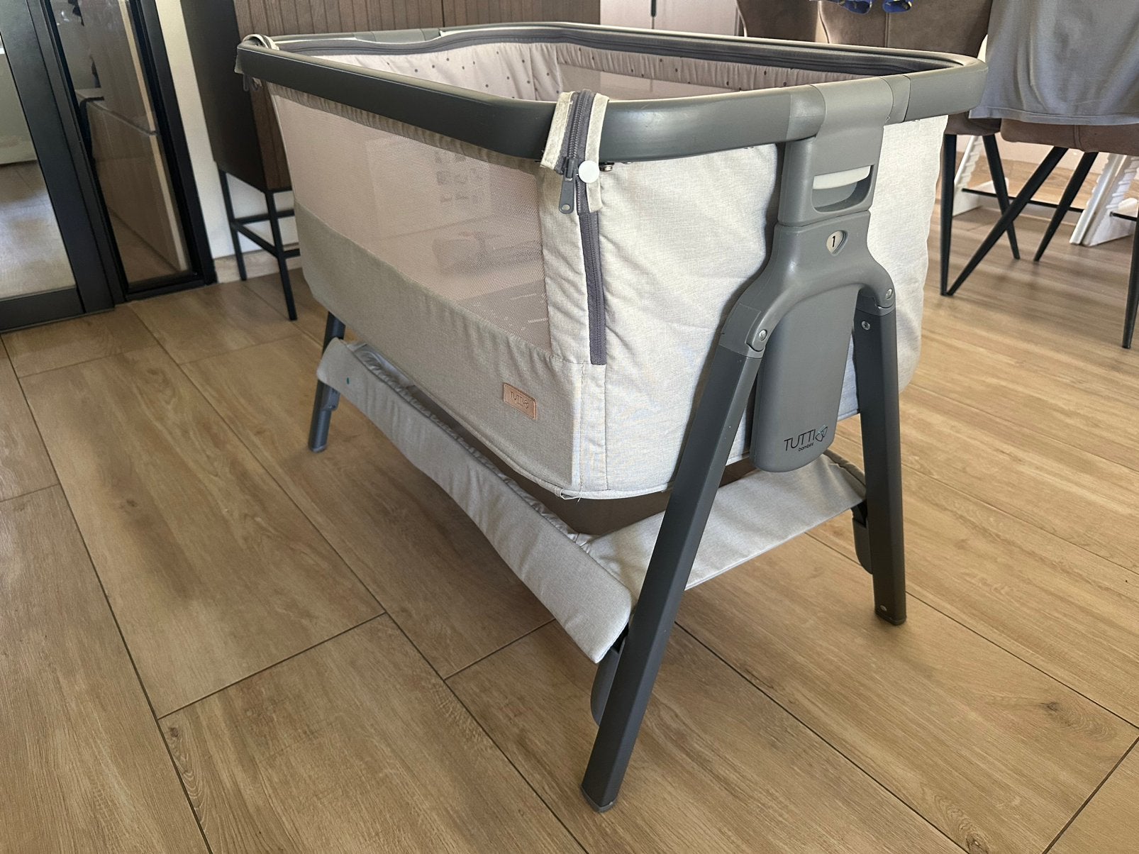 TUTTI COZE CoZee Bedside Crib - Grijs, Kinderen en Baby's, Babywiegjes en Ledikanten, Ophalen, Gebruikt, Wieg