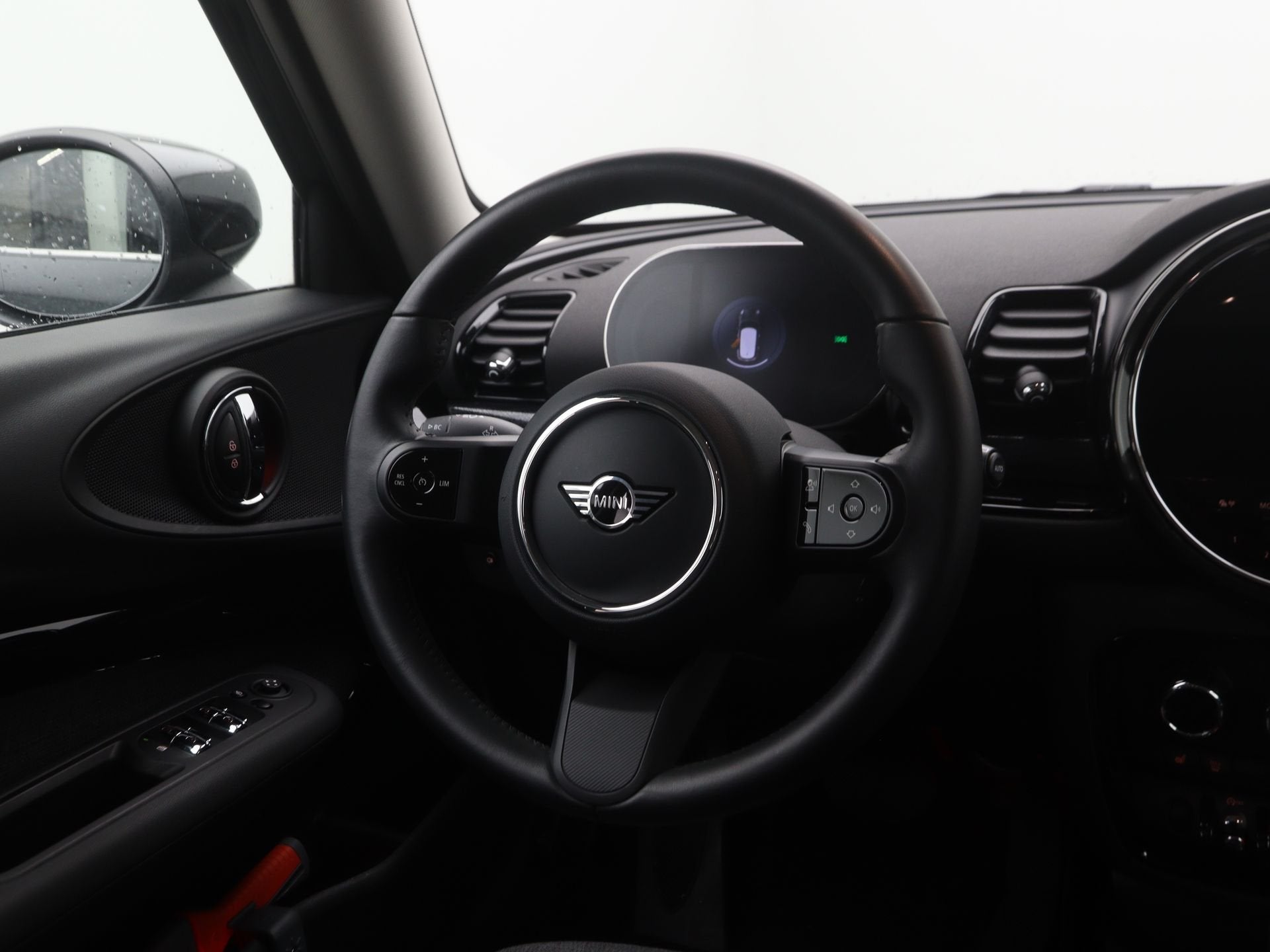 MINI Clubman Cooper Classic Aut. (bj 2023, automaat), Auto's, 136 pk, Gebruikt, Leder en Stof, Zwart
