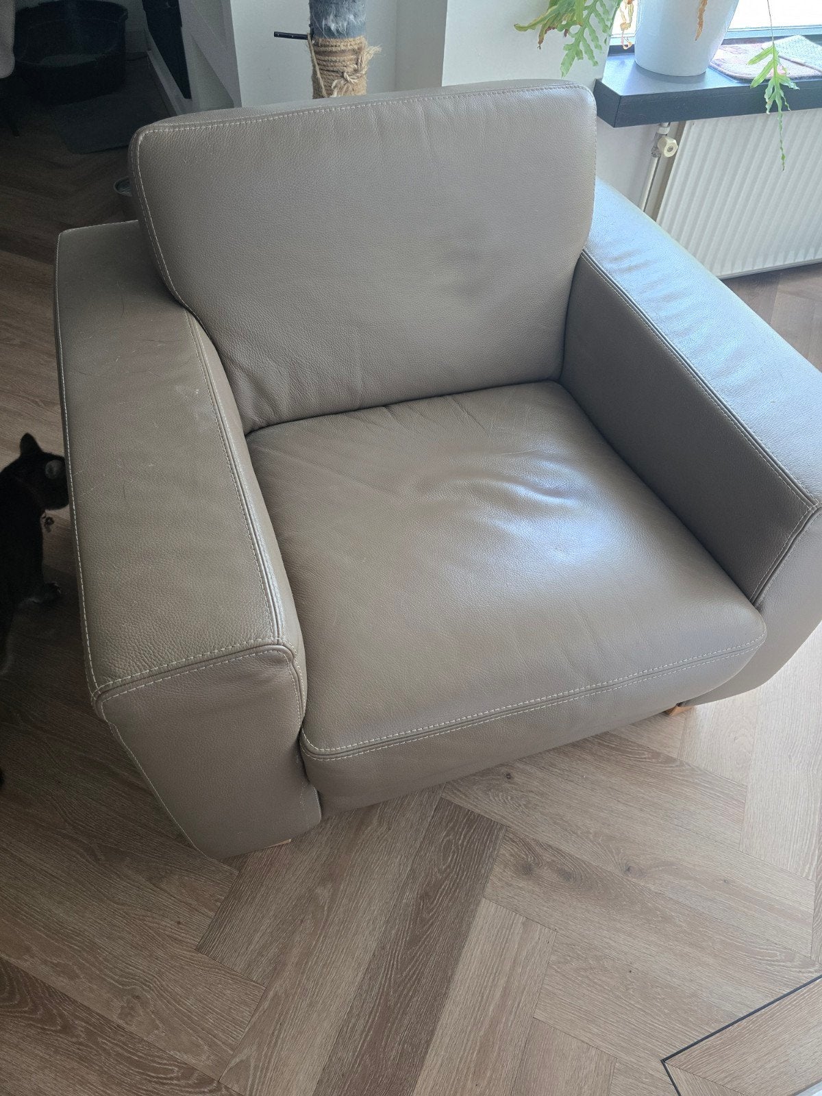 Gratis 2 dezelfde Comfortabele leren fauteuil, Huis en Inrichting, Fauteuils, Ophalen, Zo goed als nieuw, 75 tot 100 cm, Modern