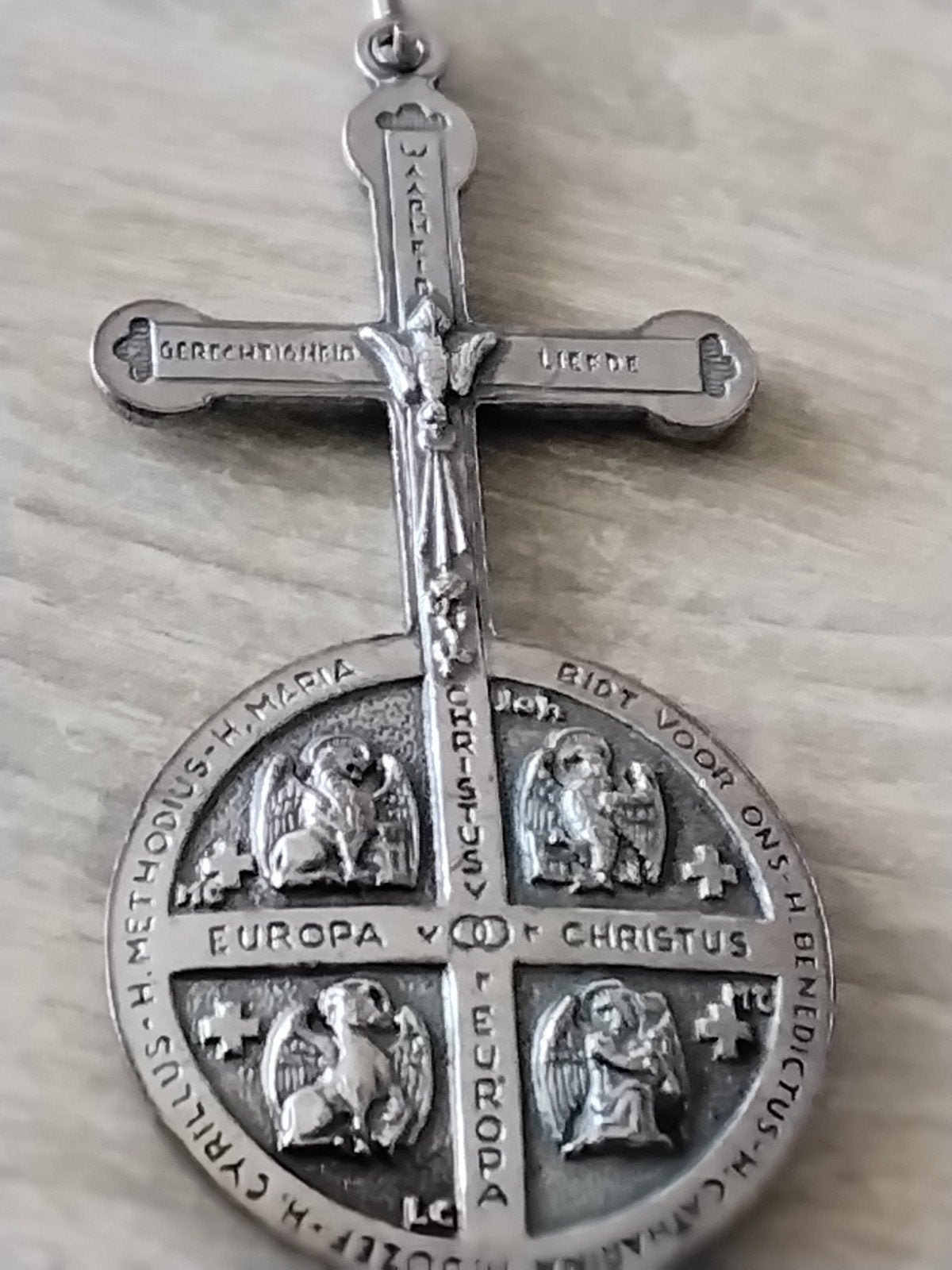 kettinghanger Reliëf, Ophalen of Verzenden, Zo goed als nieuw, Kruis of Symbool, Zilver