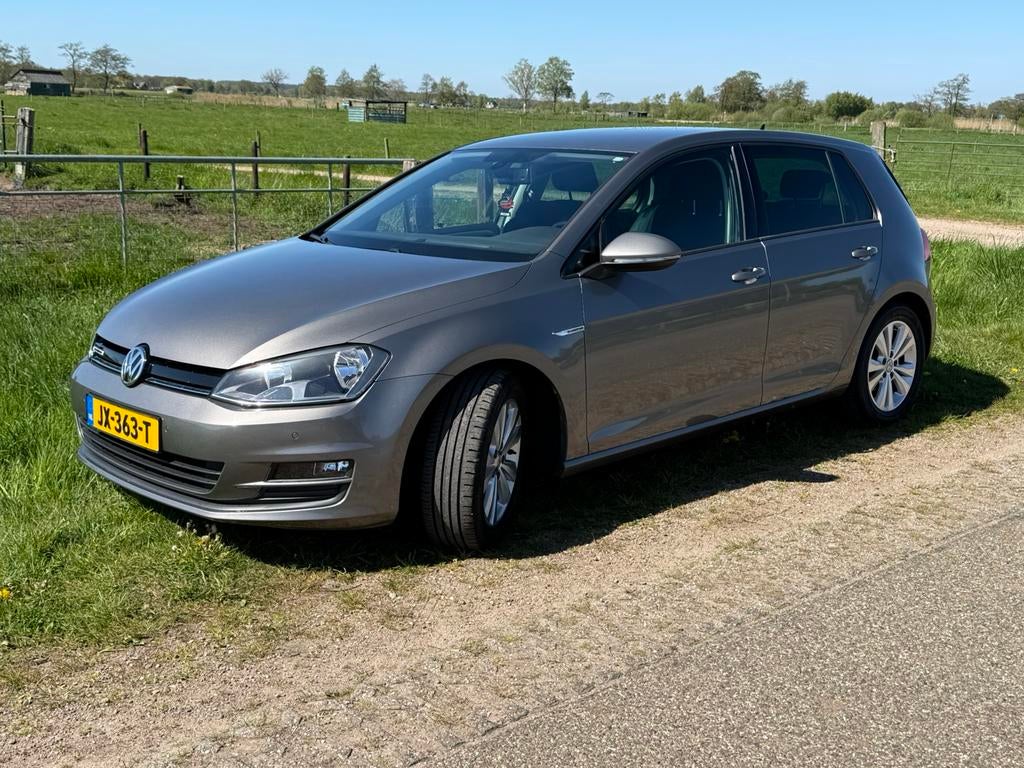 VW Golf 1.0 TSI bluemotion connected series 85KW 2016 Grijs, Auto's, Voorwielaandrijving, Metallic lak, 610 kg, 23 km/l