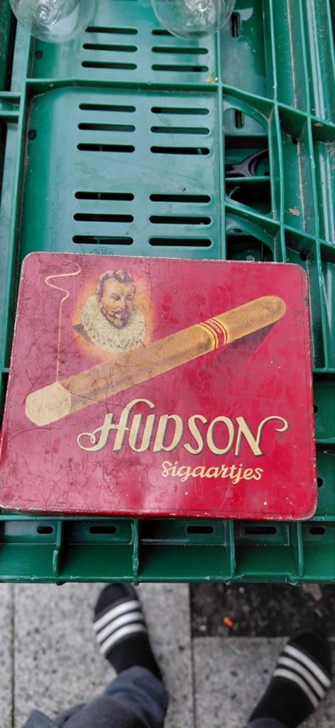 Vintage Hudson Sigaartjes blik - Rood met afbeelding, Verzamelen, Rookartikelen, Aanstekers en Luciferdoosjes, Ophalen of Verzenden