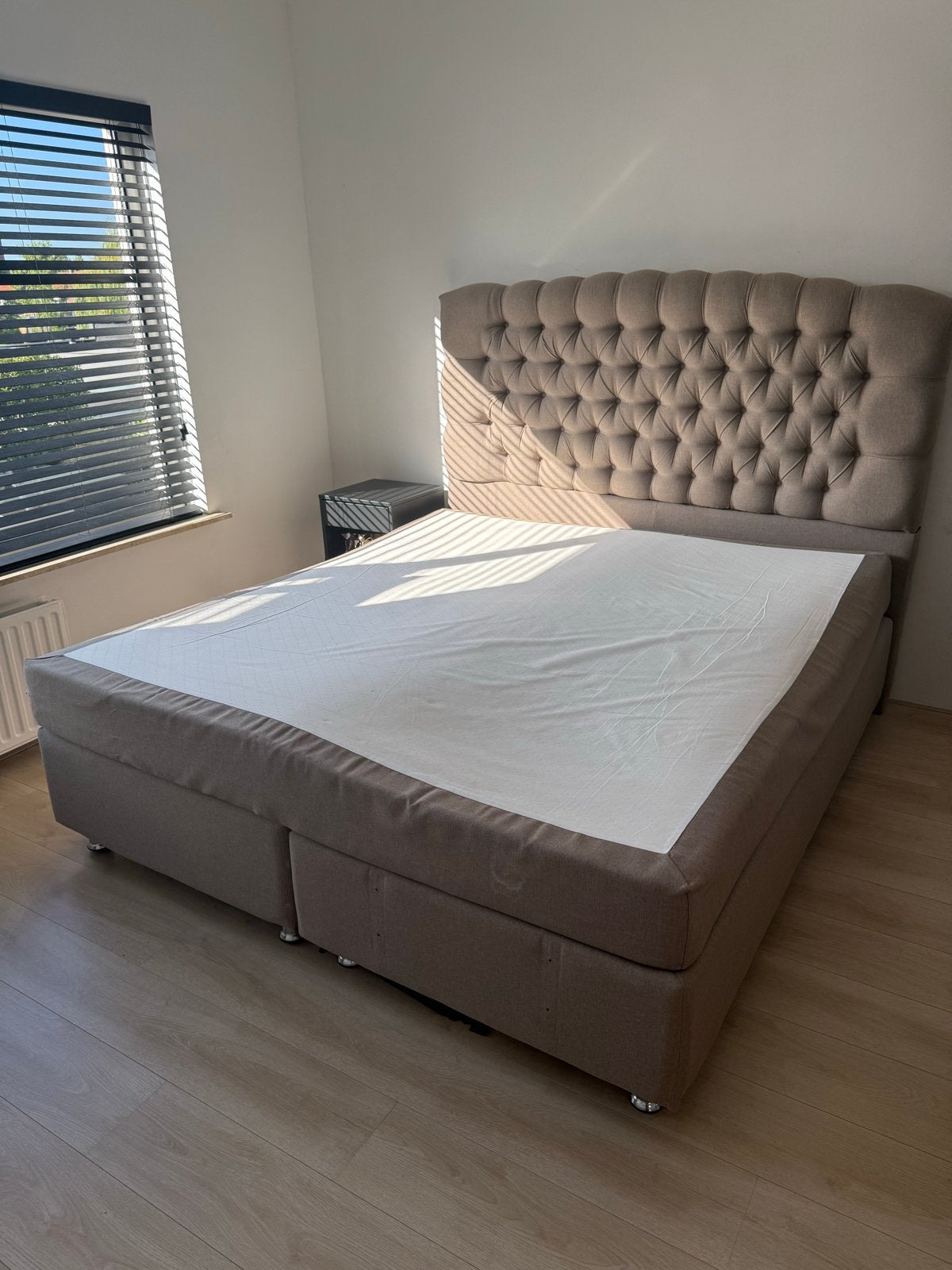 tweepersoons boxspring met gestoffeerd hoofdbord, Huis en Inrichting, Ophalen, Gebruikt, Beige, Tweepersoons
