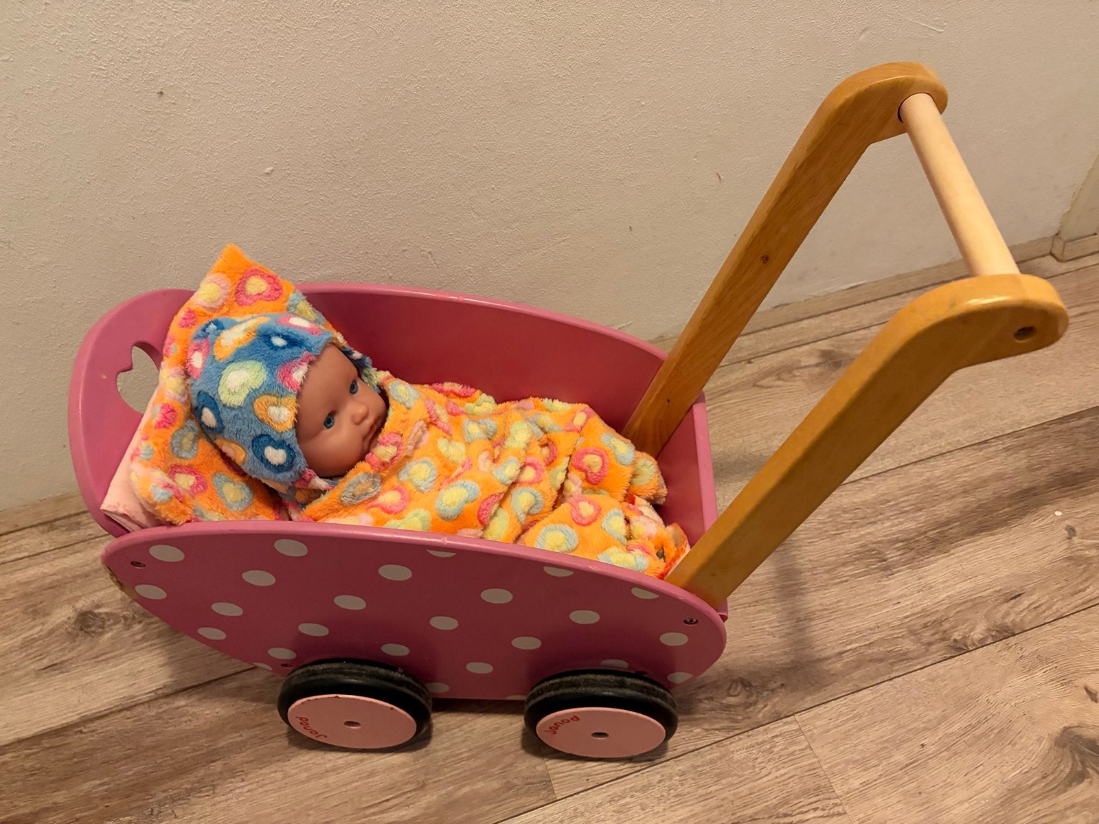 Roze houten poppenwagen met pop - Janod, Ophalen, Gebruikt, Babypop