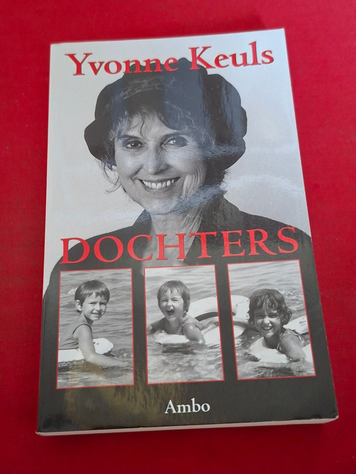 GESIGNEERD Dochters.  Yvonne Keuls. 1999, Ophalen of Verzenden, Gelezen