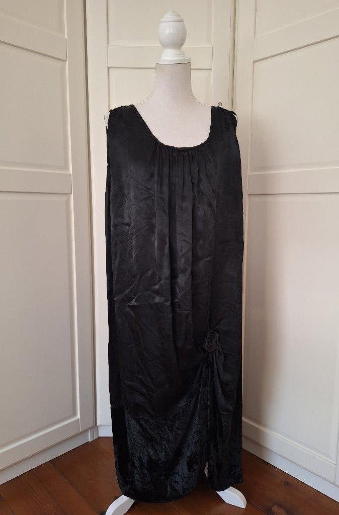 Vintage zwarte mouwloze rozet jurk S/M (valt als XL), Kleding | Dames, Maat 38/40 (M), Zwart, Ophalen of Verzenden, Gedragen