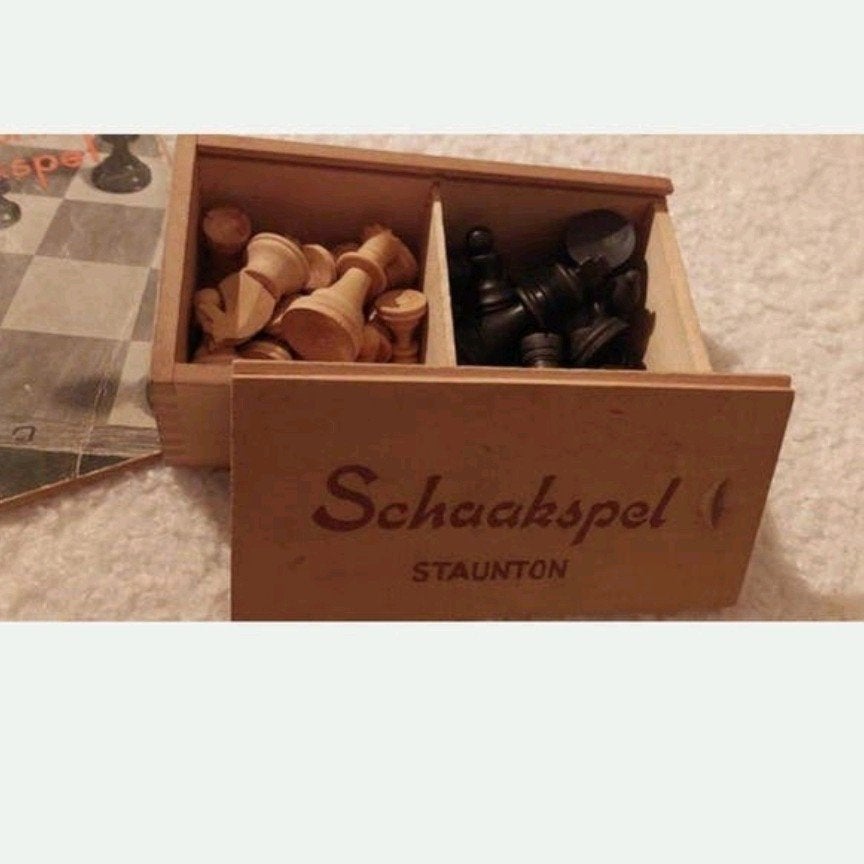 OUDE doos HOUTEN HOMAS SCHAAKSTUKKEN EN OUD INFO BOEKJE, Ophalen, Gebruikt, Reisspel, Homas Spelen