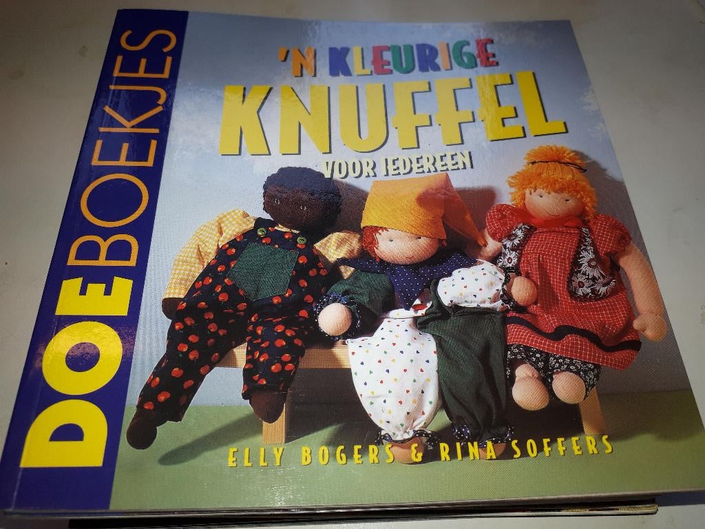 'n kleurige knuffel voor iedereen - Doe boekjes, Ophalen of Verzenden, Gelezen, Overige onderwerpen