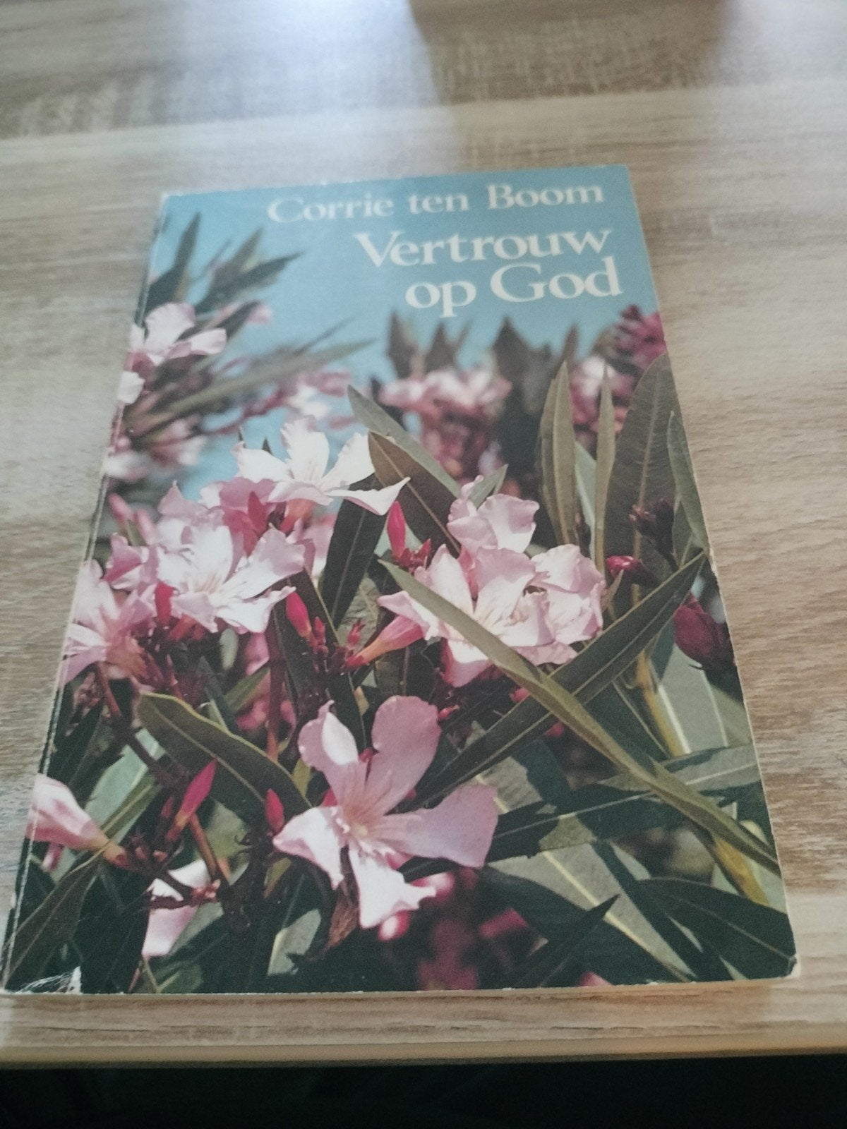 Vertrouw op God - Corrie ten Boom, Ophalen of Verzenden, Gelezen