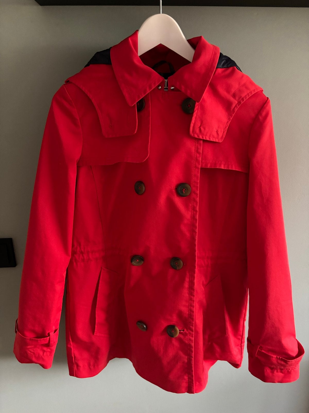 Esprit rode trenchcoat met capuchon - Maat M, Kleding | Dames, Ophalen of Verzenden, Zo goed als nieuw, Maat 38/40 (M), Rood